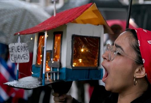 Una mujer grita eslóganes durante una protesta en defensa del poder judicial, la separación de poderes y el estado de derecho y contra el gobierno de la presidenta Laura Fernández en San José, Costa Rica, el 14 de septiembre de 2026 — Ezequiel BECERRA / AFP