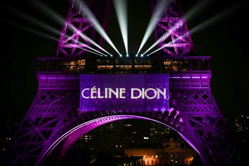 La Torre Eiffel Tower iluminada con el nombre de Céline Dion, para anunciar su regreso a los escenarios, el 30 de marzo de 2026 — Anna KURTH / AFP