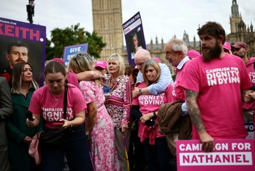 Unos partidarios del proyecto de ley sobre la muerte asistida reaccionan con tristeza a su rechazo en el Parlamento británico, en Londres, el 11 de septiembre de 2026 — Henry Nicholls / AFP