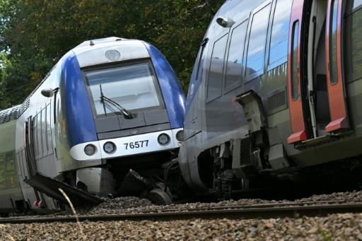 One carriage tipped onto its side while four others left the tracks — Guillaume SALIGOT / AFP