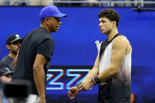 Bryan Shelton (izquierda) habla con su hijo, el tenista Ben Shelton, antes de las semifinales del US Open de 2026 el 11 de septiembre de 2026 — Sarah Stier