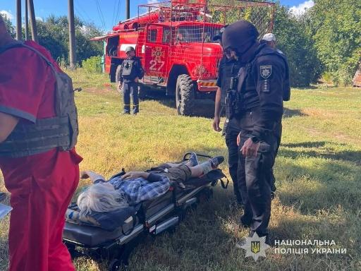 Policías ucranianos observan a una persona en camilla herida tras un ataque aéreo a un tren de pasajeros en un lugar no revelado de la  región de Sumy, al noreste del país, una fotografía divulgada por la Policía Nacional de Ucrania el 9 de septiembre de 2026 — . / AFP