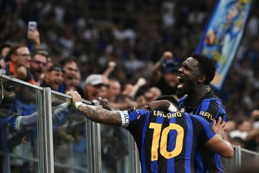 Les attaquants de l'Inter Milan Lautaro Martinez et Marcus Thuram après le troisième but de leur équipe contre Naples (3-2) lors de la troisième journée du Championnat d'Italie le 5 septembre 2026 à San Siro — Isabella BONOTTO / AFP