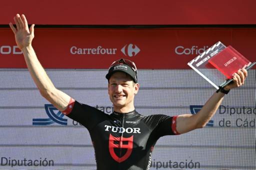 Stefan Küng celebra en el podio su victoria en la contrarreloj de la 18ª etapa de la Vuelta a España. En Jerez de la Frontera (Andalucía, sur de España), el 10 de septiembre de 2026 — JORGE GUERRERO / AFP