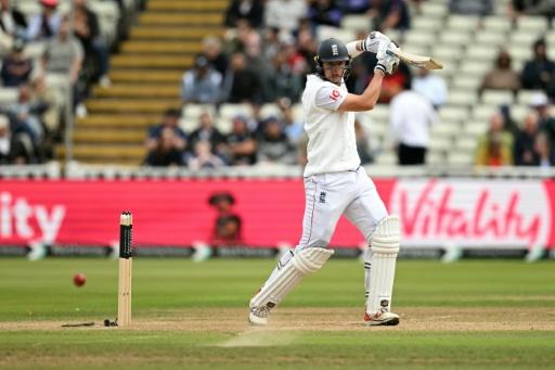 England dominate Pakistan, close in on Test series sweep
