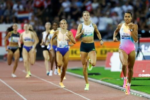 Audrey Werro (derecha) durante su victoria en los 800 metros de la reunión de la Liga de Diamante de Zurich (Suiza), el 27 de agosto de 2026 — Stefan Wermuth / AFP