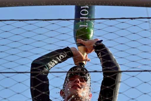 Kimi Antonelli comemora com phampanhe a vitória no GP da Itália de F1, no circuito de Monza — Andrej ISAKOVIC / AFP