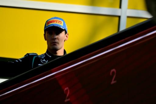George Russell a caminho do pódio após terminar o GP da Itália na segunda posição — Andrej ISAKOVIC / AFP