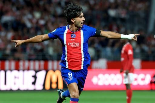 Ferran Torres comemora após marcar o gol da vitória do PSG sobre o Brest por 1 a 0 no Campeonato Francês — FRED TANNEAU / AFP