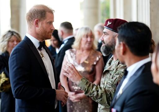 Príncipe Harry aparece em público após retorno para o Reino Unido