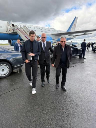 Une image diffusée sur les réseaux sociaux par le conseiller présidentiel russe Kirill Dmitriev montre ce dernier (au centre) accueillant les émissaires américains Jared Kushner (à gauche) et Steve Witkoff à l'aéroport de Vnoukovo à Moscou, le 5 septembre 2026 — Handout / AFP
