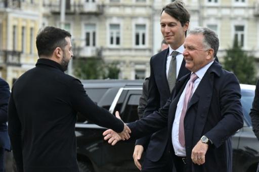 Le président ukrainien Volodymyr Zelensky (g) accueille les envoyés spéciaux américains Steve Witkoff (d) et Jared Kushner (c) avant leurs entretiens à Kiev, le 6 septembre 2026 en Ukraine — Genya Savilov / AFP