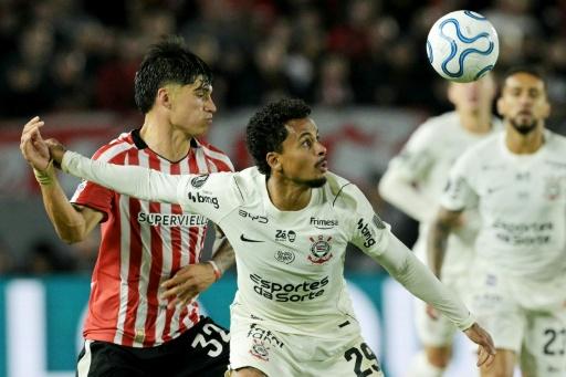 Corinthians rescata empate 1-1 ante Estudiantes en áspero duelo de Libertadores