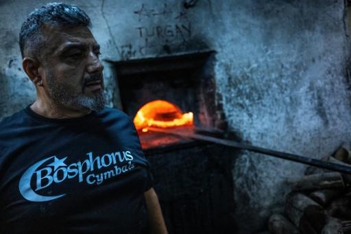 Hasan Seker, cofondateur de Bosphorus Cymbals âgé de 56 ans, dans un atelier traditionnel à Istanbul, le 30 juillet 2026 — Ozan KOSE / AFP