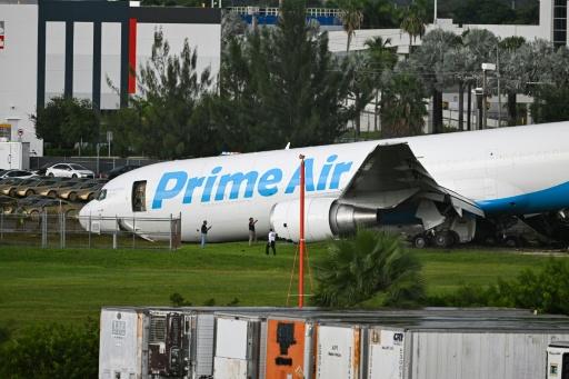 Un avion-cargo d'Amazon sort de piste à Miami, cinq morts et cinq blessés