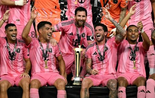 Lionel Messi (centro) festeja con sus compañeros del Inter Miami en la entrega del trofeo de la Campeones Cup el 16 de septiembre de 2026 — CHANDAN KHANNA / AFP