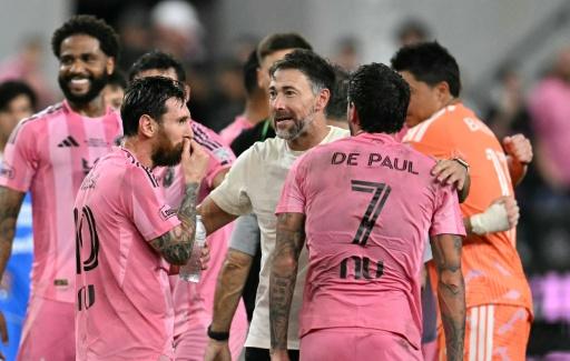 Cristian "Kily" González, nuevo entrenador del Inter Miami, celebra la victoria en la Campeones Cup con Messi (izquierda) y Rodrigo De Paul el 16 de septiembre de 2026 — CHANDAN KHANNA / AFP