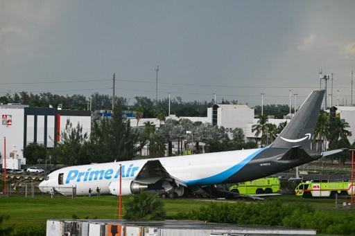 La cola del avión de carga siniestrado, en el aeropuerto internacional de Miami tras salirse de la pista al aterrizar, el 6 de septiembre de 2026 en esa ciudad al sureste de EEUU — Chandan Khanna / AFP