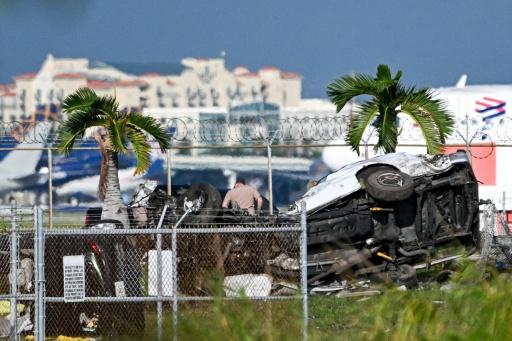 Unos agentes investigan junto a unos coches destrozados en el accidente del avión de carga de Prime Air que se salió de la pista, el 6 de septiembre de 2026 en el aeropuerto internacional de Miami, al sureste de EEUU — Chandan Khanna / AFP