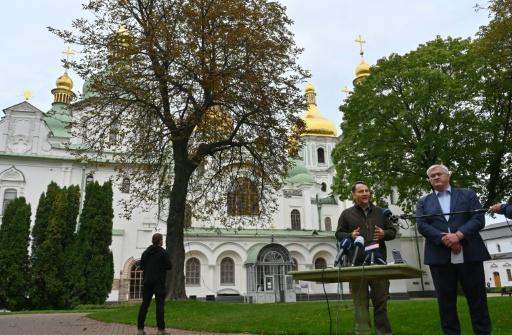 Les ministres des Affaires étrangères ukrainien Andriï Sybiga (à droite) et polonais Radoslaw Sikorski donnent une conférence de presse à Kiev, le 13 septembre 2026 — Sergei SUPINSKY / AFP