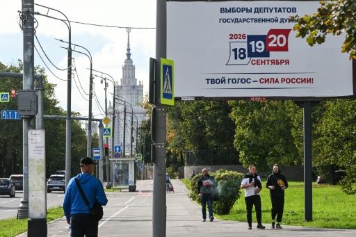 Personas pasan junto a una valla que anuncia las elecciones legislativas rusas en Moscú, el 14 de septiembre de 2026 — Igor IVANKO / AFP