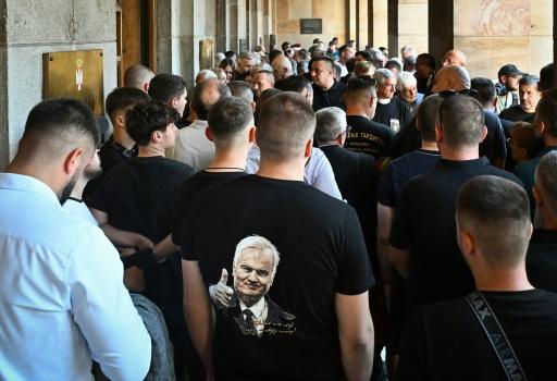 Ministros e militares prestam homenagem a criminoso de guerra Ratko Mladic em Belgrado