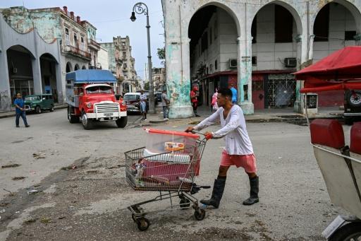 Un homme pousse un chariot de courses, à La Havane, le 7 septembre 2026 — YAMIL LAGE / AFP