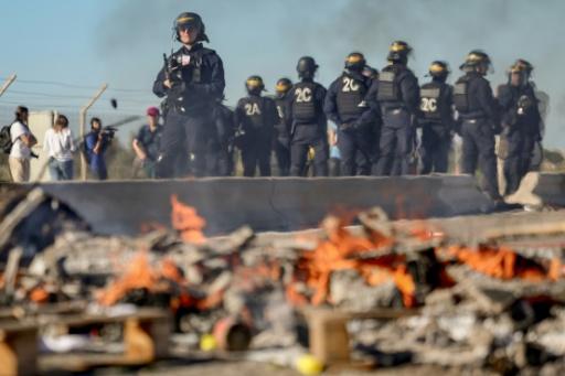 Les CRS après l'évacuation des pêcheurs qui manifestaient devant le dépôt pétrolier de Fos-sur-Mer dans les Bouches-du-Rhône le 15 septembre 2026 — CLEMENT MAHOUDEAU / AFP