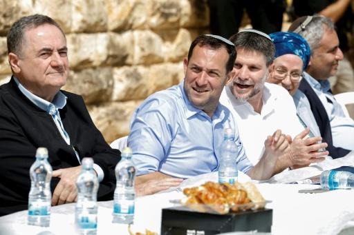 El ministro de Defensa israelí, Israel Katz (izq), asiste a una ceremonia de reasentamiento en Sa-Nur, al sur de Yenín, el 19 de abril de 2026 en la Cisjordania ocupada — Marco Longari / AFP