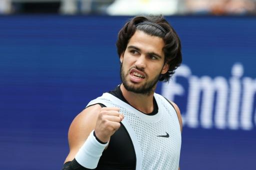 Defending champion Alcaraz powers into US Open quarter-finals