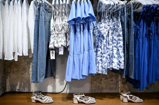 Des vêtements dans une boutique éphémère Shein, le 4 mai 2023 à Paris — Christophe ARCHAMBAULT / AFP