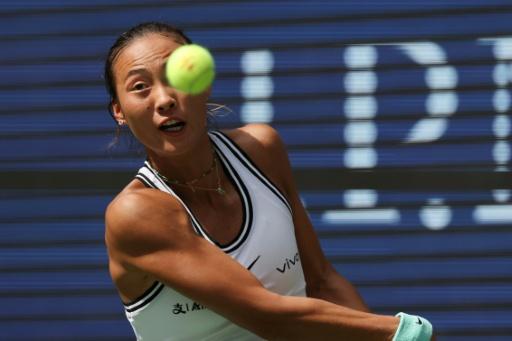 La Chinoise Qinwen Zheng renvoie une balle à la Kazakhe Elena Rybakina (hors-champ) lors de leur quart de finale à l'US Open, le 9 septembre 2026, à New York — TIMOTHY A. CLARY / AFP