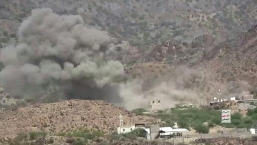 Une image diffusée par les Houthis du Yémen montre des fumées s'élevant d'une zone de combats, le 12 septembre 2026 — - / AFP