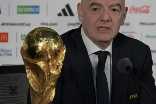 Le président de la Fifa Gianni Infantino avec le trophée de la Coupe du monde le 10 juin 2026 à Mexico — Alfredo ESTRELLA / AFP