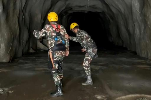 Image tirée d'une vidéo diffusée par le secrétariat du Premier ministre du Népal le 31 août 2026 via l'AFPTV montrant des soldats à l'intérieur d'un tunnel pour secourir des travailleurs, après des crues soudaines sur le site du projet hydroélectrique de Rasuwagadhi, dans le district de Rasuwa, au Népal — HANDOUT / AFP