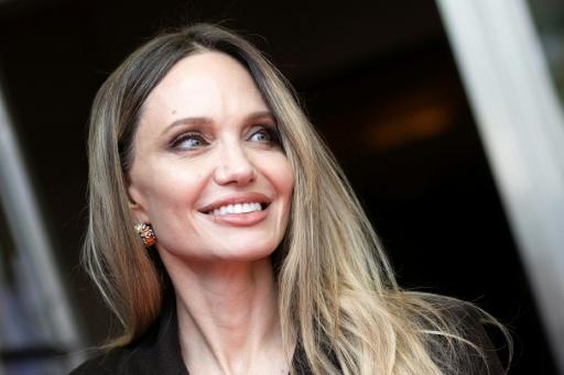 Atriz Angelina Jolie visita clube de boxe na Ucrânia