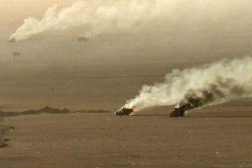 Unos vehículos militares en llamas tras ser atacados en Al Jawf, Yemen, en una imagen difundida el 15 de septiembre de 2026 — - / AFP