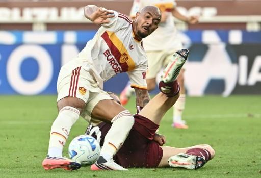 In-form Malen fires Roma to Serie A summit