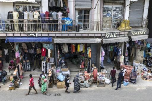 Vue générale de magasins dans Dakar, capitale du Sénégal, le 2 septembre 2026. Le Fonds monétaire international (FMI) est parvenu à un accord avec le Sénégal en vue de la mise en place d'un programme d'aide de 2,2 milliards de dollars sur la période 2026-2029 — PATRICK MEINHARDT / AFP