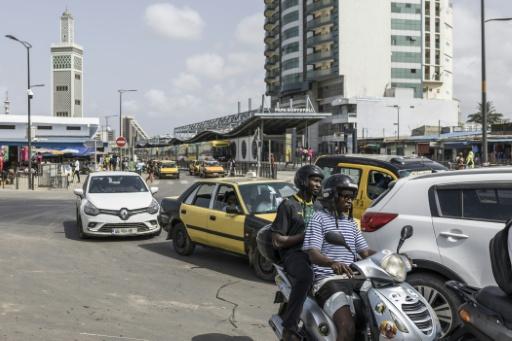 Un motocycliste conduit dans le centre de Dakar, le 2 septembre 2026. Le Fonds monétaire international (FMI) est parvenu à un accord avec le Sénégal, pays lourdement endetté, en vue de la mise en place d'un programme d'aide de 2,2 milliards de dollars sur 2026-2029 — PATRICK MEINHARDT / AFP