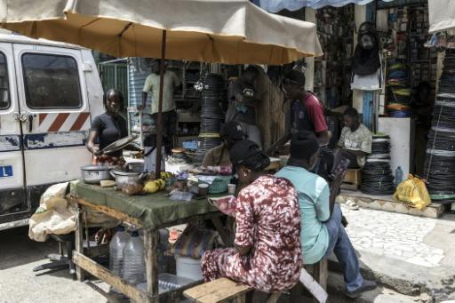 Une vendeuse prépare des sandwichs sur son stand dans la capitale sénégalaise Dakar, le 2 septembre 2026. Le Fonds monétaire international (FMI) est parvenu à un accord avec le Sénégal en vue de la mise en place d'un programme d'aide de 2,2 milliards de dollars sur 2026-2029 — PATRICK MEINHARDT / AFP