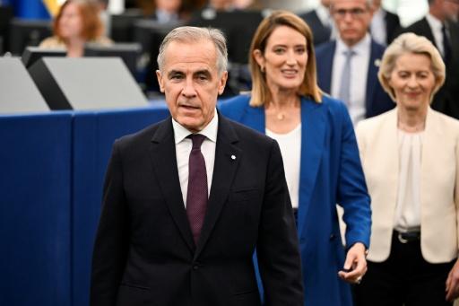 O primeiro-ministro do Canadá, Mark Carney, seguido pelas presidentes do Parlamento e da Comissão Europeus, Roberta Metsola (C) e Ursula von der Leyen, respectivamente, em 16 de setembro de 2026, em Estrasburgo, França — Jean-Christophe Verhaegen / AFP