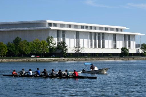 Rowers are seen in front of the John F. Kennedy Center for the Performing Arts — Mandel NGAN / AFP