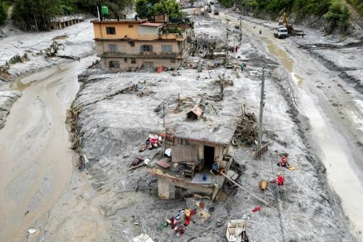 La ayuda llega con dificultades a las zonas devastadas por el deslave en Nepal y China