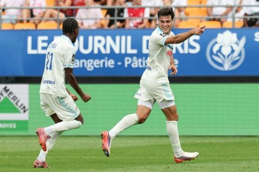 Giovanni Reyna (à droite) félicité par  Pape Demba Diop après son but, le troisième de Strasbourg à Troyes, le 6 septembre 2026 — Francois LO PRESTI / AFP