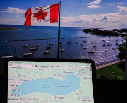 Une carte Google identifie le lac Ontario comme le "lac Amérique", devant une photo du lac du côté canadien à Toronto, le 30 août 2026 — Nicholas KAMM / AFP