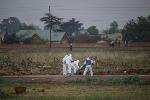 Miembros del servicio forense de la policía sudafricana trabajan en el lugar donde apareció de cadáver de una mujer, el 17 de septiembre de 2026 en Boksburg, en el área metropolitana de Johannesburgo — Emmanuel Croset / AFP