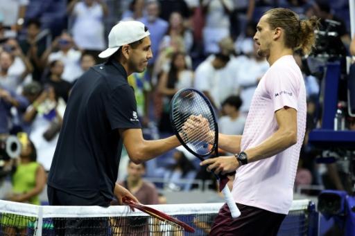 Alejandro Tabilo (izquierda) felicita a Alexander Zverev por la victoria en el US Open el 6 de septiembre de 2026 — Leonardo MUNOZ / AFP
