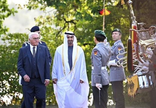 الرئيس الألماني فرانك فالتر شتاينماير (يسار) ورئيس دولة الإمارات الشيخ محمد بن زايد آل نهيان أثناء استعراض حرس الشرف العسكري في فيلا بورسيغ ببرلين، ألمانيا، في 10 أيلول/سبتمبر 2026. — توبياس شفارتس