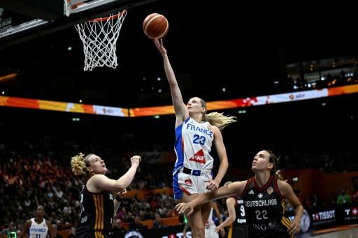 La Française Marine Johannès (au centre) en demi-finale de la coupe du monde de basket face à l'Allemagne, le 12 septembre 2026 à Berlin — Tobias SCHWARZ / AFP